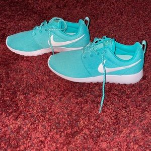 Nike Roshe One Turquoise sneakers. Women’s Size 10